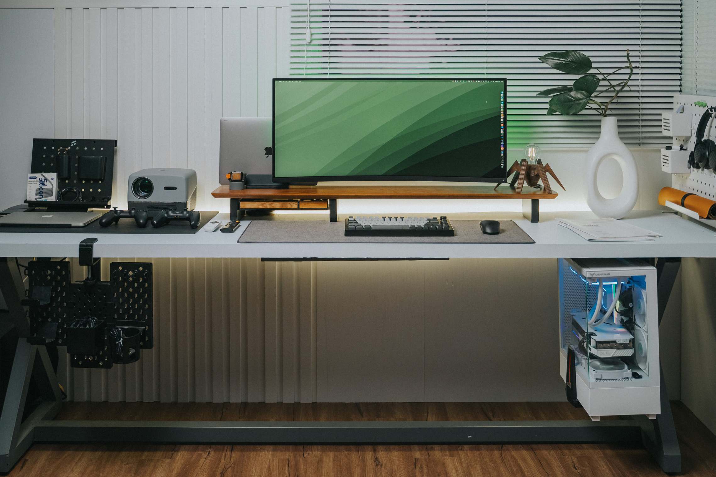 Aufgeräumter Arbeitsplatz mit einem Computermonitor und einer Tastatur auf dem Schreibtisch